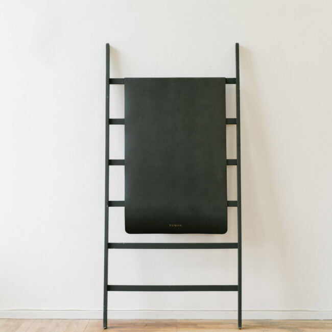 Protizdrsna Yuman joga blazina v črni barvi