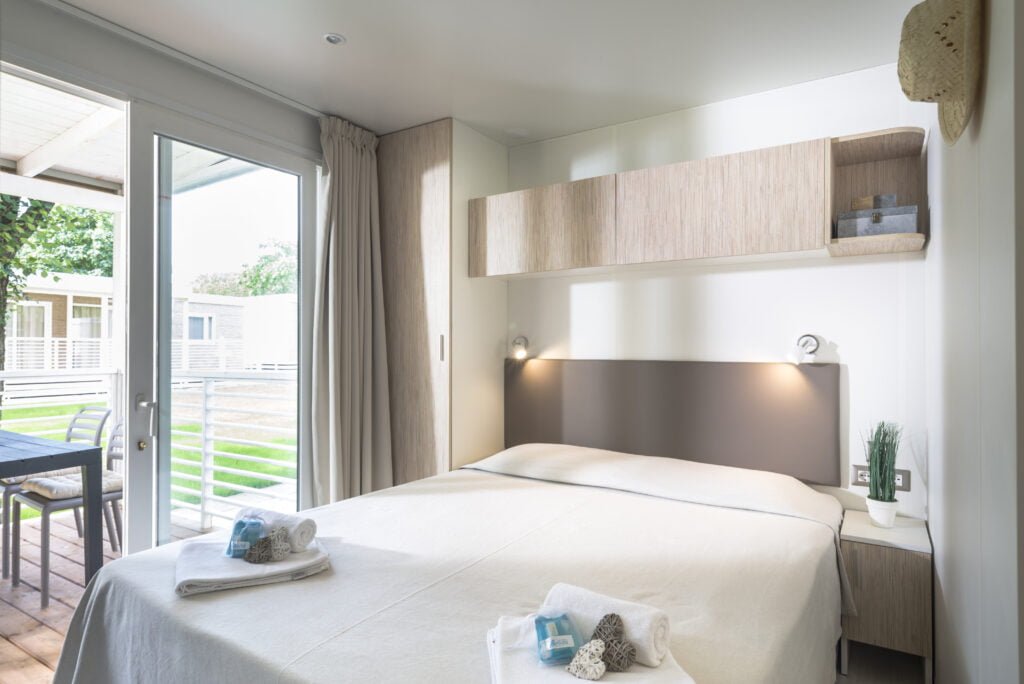 Spalnica v hotelu Bi village